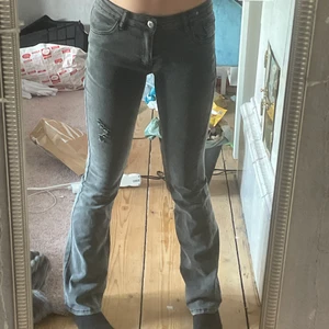Lågmidjade gråsvarta jeans - Säljer dessa jeansen som aldrig är använda! Dessa är Lågmidjade och i färgen gråsvart! Köpte för 299kr säljer 190kr inklusive frakten! Dessa är i storlek XS/32/34! Kontakta mig privat vid frågor eller köp!💕