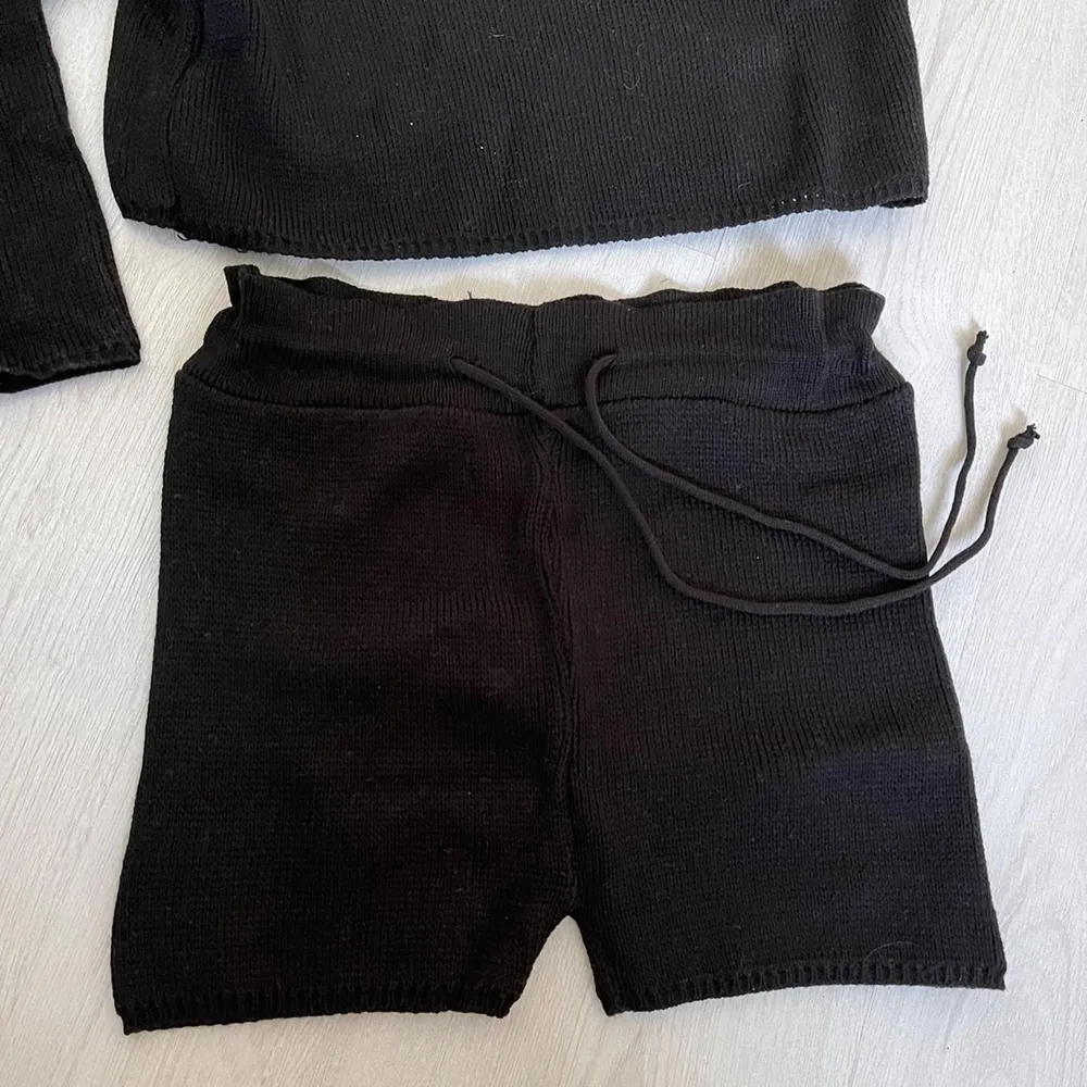 Ett par shorts med matchande tröja, i ett väldigt skönt material . Stickat.