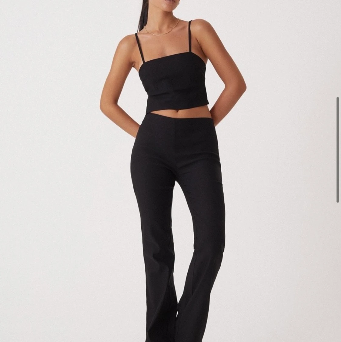 Svart topp med öppen knytrygg. - 90