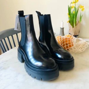Chunky leather boots kängor strl 39 - Så snygga chunky boots i äkta läder från H&M. Nypris 899 kr. Endast testade inomhus då de visade sig vara för stora för mig. Då jag lyckats tappa bort kvittot kunde jag inte lämna tillbaka dem.