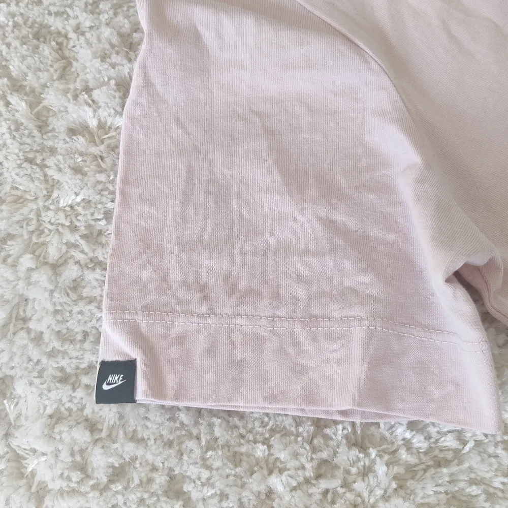 En ljus rosa Nike t-shirt med loggan för fram🙂. T-shirts.