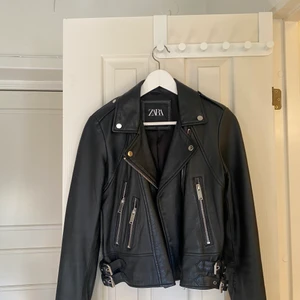 Kort Bikerjacka från Zara - Bikerjacka från Zara i storlek S, använd bara ett fåtal gånger så väldigt fin i kvalitet. 