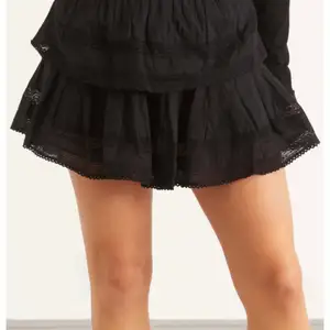 Säljer denna fina svarta loveshackfancy kjolen som har aldrig kommit till användning eftersom jag har två.💕 Den är i toppen skick och fick den nydligen.