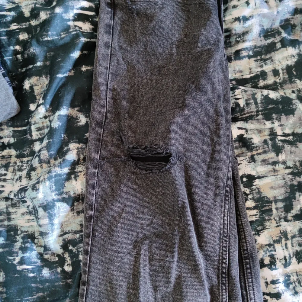 Mörka slightly ripped aldrig använda jeans från H&M. Har bara tvättat dem en gång för jag hoppades att de skulle minska lite eftersom dem var lite långa och för baggy för mig. Org pris: 299 kr. Jeans & Byxor.