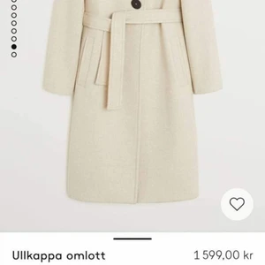 Kappa vitbeige XS/34 mango - Säljer denna fina kappa I stl 34 den kommer under knäna typ, nästan vid vaderna.