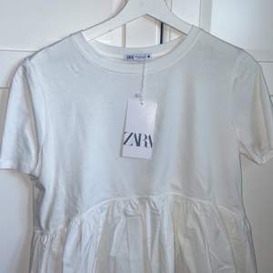 Såå söt topp/T-shirt från zara. Köptes förra året, aldrig använd så den är i nyskick. Helt slutsåld🧡 skriv för fler bilder eller frågor! Pok