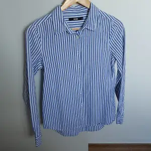 Säljer min blåa skjorta från Bikbok. Har använts ett par gånger men säljer pågrund av att den inte används längre. Passar perfekt för sommaren och våren!!      Storlek: XS      Pris: 105 kr. 