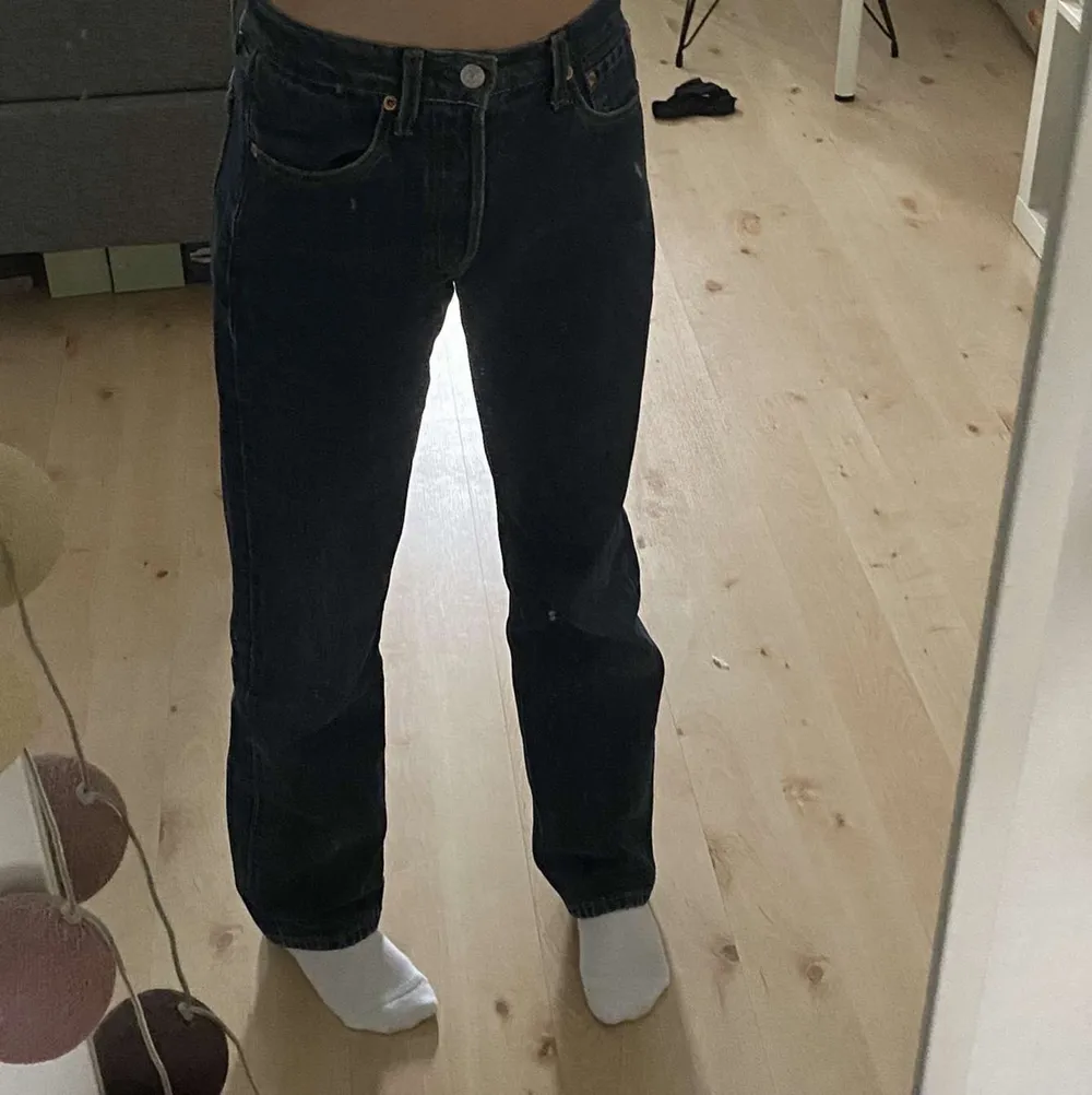 Snygga mörkblåa Levis jeans i perfekt skick! Är 167cm och midje måttet är 75cm❤️. Jeans & Byxor.