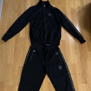 Philip Plein Tracksuit  - En Philip Plein tracksuit i storlek M. Två delar, både kofta och byxor. Mycket bra skick, vid fler frågor skriv gärna 😁