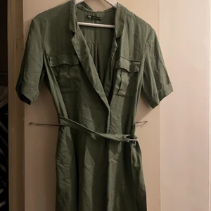 Grön klänning från zara - Grön klänning från zara i storlek s, aldrig använd.