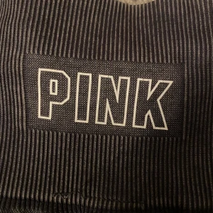 Träningsbyxor, PINK - Nästan oanvända, superfint skick. sitter som smäcken. Köparen står för frakt💕