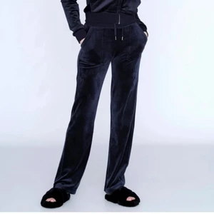 JUICY COUTURE - lägger ut igen pga oseriös köpare. mörkblåa juicy couture byxor som var för stora för min smak! bra skick utöver en lite fläck på höger lår som inte märks av om man inte kollar noga,  använda ca 10 ggr och tvättade kanske 2-3 gånger, jag är 165 och de är en aning långa men inte för mkt. passar perfekt över skor!!💕