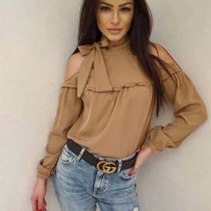 Topp - Helt ny med lappar kvar - utförsäljning av en butik finns i storlek M & L 