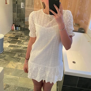 Vit klänning - Perfekt nu till konfirmationsklänning eller studentklänning, eller till sommaren, köparen står för frakten, jag är 170