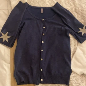 Kofta  - Säljer denna trendiga kofta med stjärnor på armbågarna i storlek XS från Zalando  💗