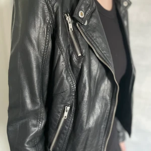 Svart skinnjacka stl s - Svart skinnjacka från lager 157 stl s (ej riktigt skinn). Aldrig använd💕 Köparen står för frakten.