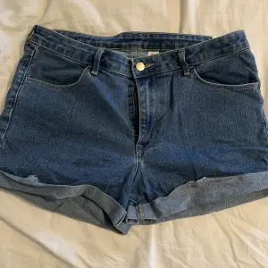 Snygga jeansshorts till sommaren i storlek 42. Använda men inte slitna, säljer då de inte kommer till användning längre. Tror att dom är köpta på hm. Frakt tillkommer.