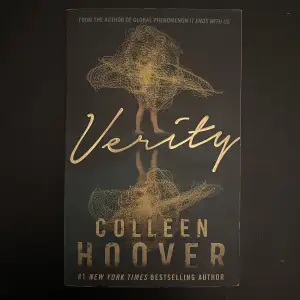 Verity skriven av Colleen Hoover. Väldigt populär bok skriven på engelska, säljer på grund av rensning i bokhyllan.