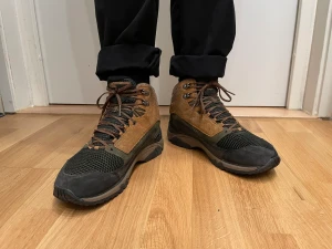 Vandringsskor - Lätta och stadiga vandringsskor. Mycket gott skick. 