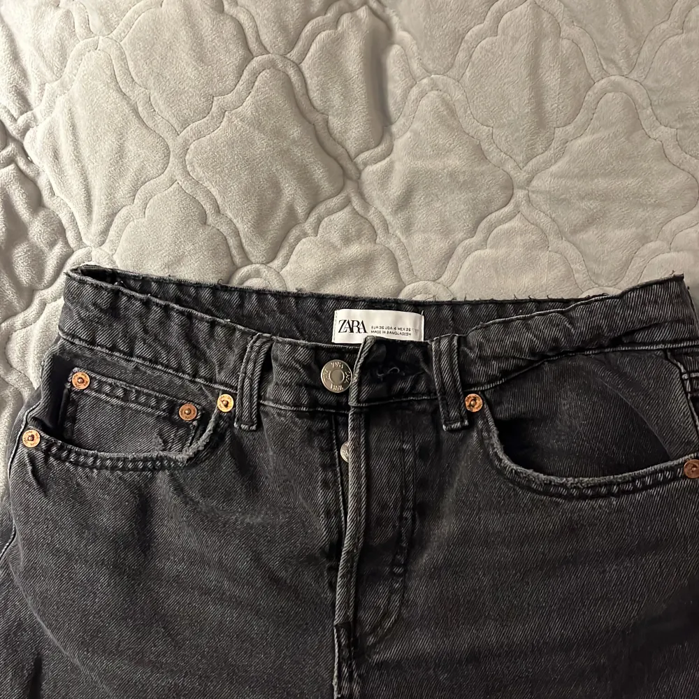 Ett par svarta ”lite urtvättade” jeans från zara i storleken 36, hör av er via intresse🤗. Jeans & Byxor.