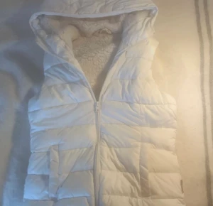 Hollister väst  - En vit fin Hollister väst använd fåtal gånger 