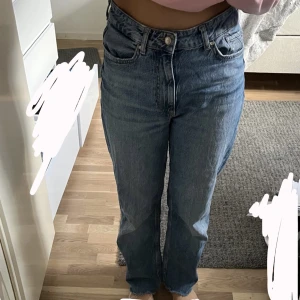 Zara jeans M - Säljer pga dem är för stora. Fler bilder kan önskas.  Kan fraktas, men köparen står för frakten. Är 156cm lång.  Använd men är fortfarande i bra skick. Nypris: 499kr
