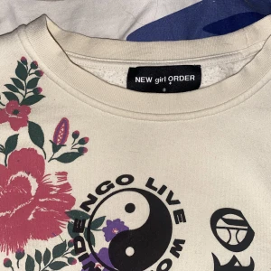 Långärmad topp, New Girl Order - Säljs då den inte kommer till använding, väldigt snygg men tyckte inte den passade på mig. Köpt på ASOS. bra skick storlek XS/8