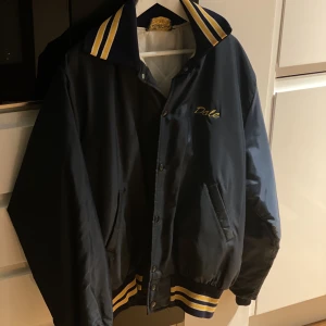 Bomberjacka  - Bomberjacka ”Sportswear” jacka köpt på beyond retro. Storlek xl. Jag är 162 och är snyggt over sized på mig. Sidofickor och knäpps med tryckknappar. 