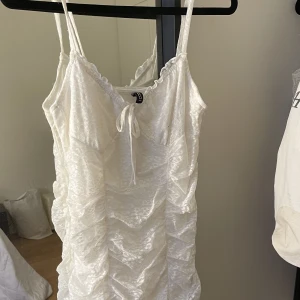 H&M Vit Spetsklänning - vit spetsklänning från H&M i storlek s! använd ett fåtal gånger endast 💘