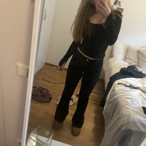 Zara jeans - Lågmidjade svarta jeans från zara. Aldrig använda! Skriv för frågor osv.