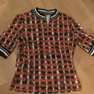 En tröja med mönster på från Monki. Tyvärr aldrig kommit till användning därav säljer.   Obs! Klicka inte köp ej, tar Swish och skickar med postnord :)