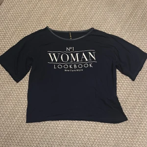 Marinblå  - Marinblå kort oversize topp/T-shirt i storlek S