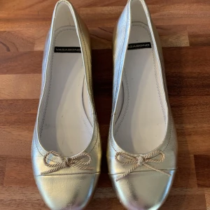 Helt oanvända gyllene Vagabond  st40, innersula 26cm lång - Fantastiska och eleganta Gyllene Vagabond ballerina st40  Helt oanvända St40 Innersula 26cm lång