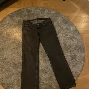 Ett par mörkgråa jeans från weekday. Säljer då dom e förstora för mig.