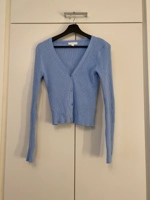 Blå kofta  - En jätte fin blå kofta från HM i nytt skick💗priset kan diskuteras 