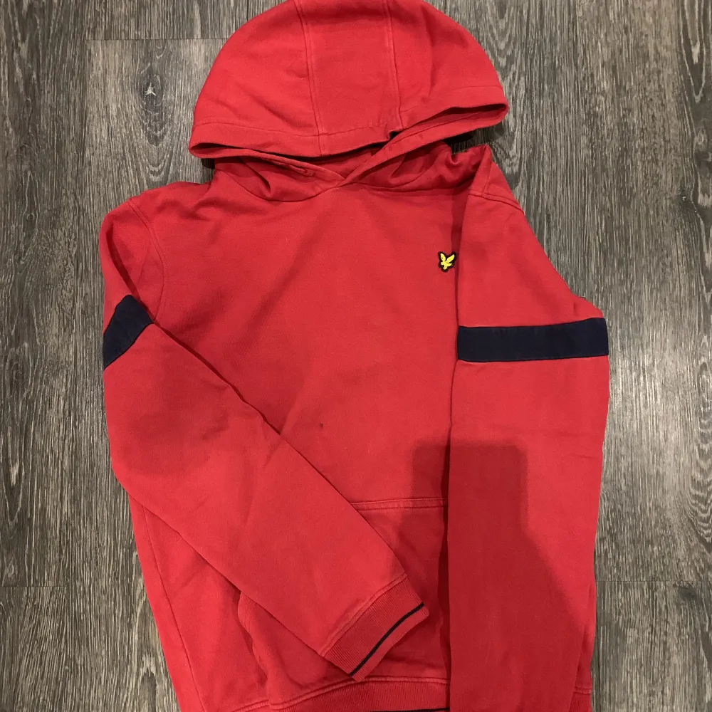 Hoodie ifrån Lyle &Scott, inga fläckar eller liknande förekommer! Vid intresse tveka inte på att höra av dig! Vid eventuellt köp står köparen för frakten och betalning sker innan varan skickas!🤗 Priset kan diskuteras ☺️. Hoodies.