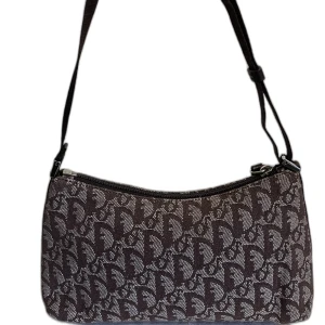 Dior Diorissimo Canvas Trotter - Intresseanmälan på min fina Dior pochette💓Köpt second hand och är i jätte fint skick! Hör av er om ni önskar fler bilder eller annat☺️  Mått: 23x14x5 cm