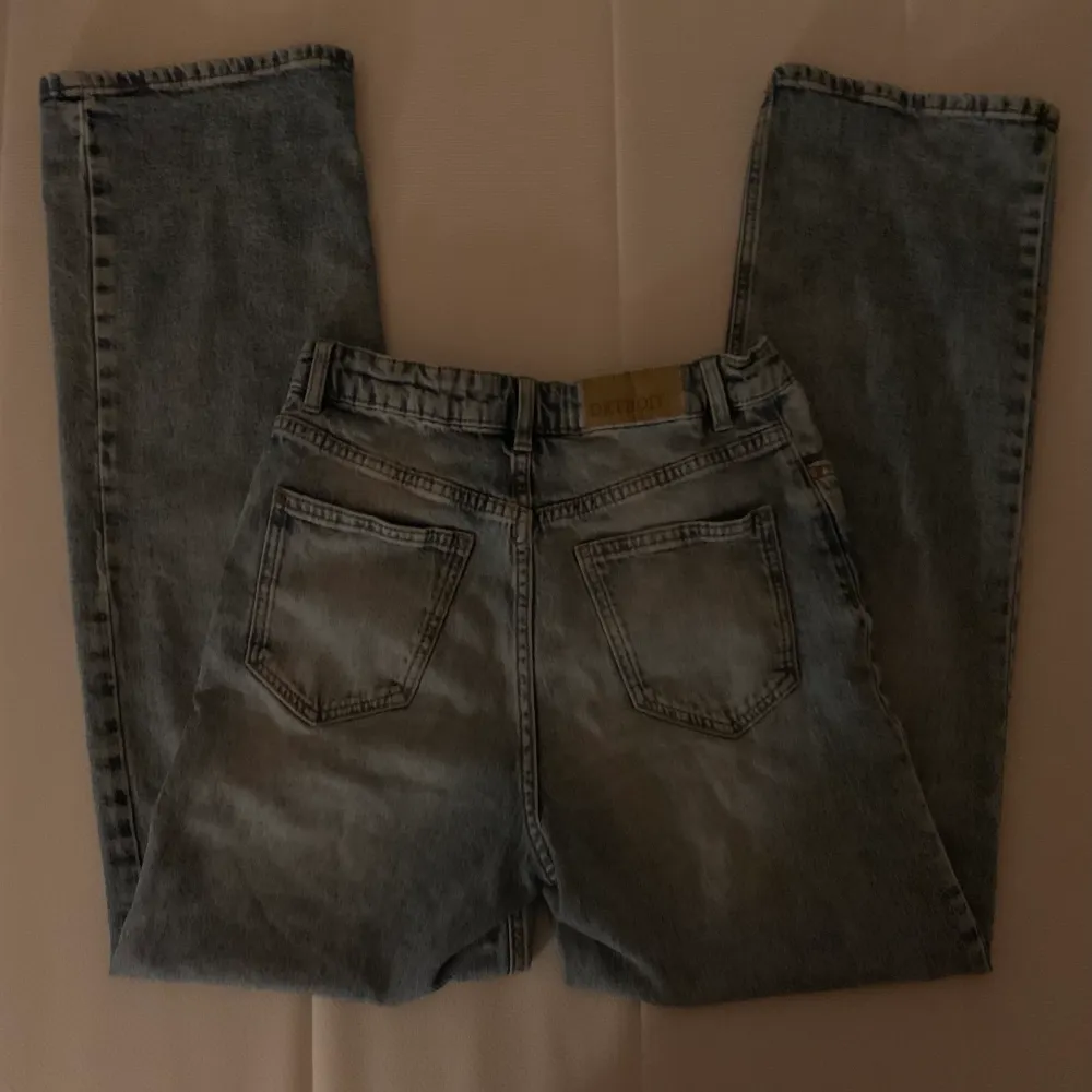 Säljer ett par högmidjande jeans från Lindex i stl 158! Säljs pga att de inte kommit till användning. Nypris: 350kr. Jeans & Byxor.