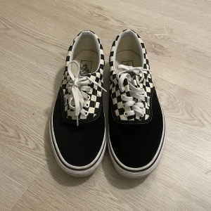 rutiga Vans storlek 43 - säljer mina vans som jag  använt max 5 gånger. skick 9/10. några få fläckar på gummit som ses på bild 3.  nypris 600kr