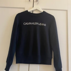 Tröja - Säljer denna fina tröja från Calvin klein. Den har inga skador och använd ett fåtal gånger. Köpt för ca 899. Pris kan diskuteras.