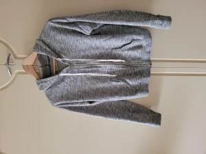 Hollister Hoodie XS - Snygg HOLLISTER ljusgrå melerad Hoodie stl.XS. Sparsamt använd, inga fel -som ny! Fraktkostnad tillkommer.