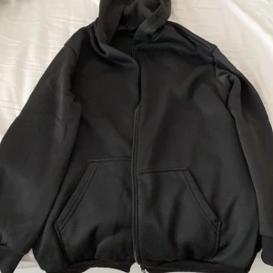 Svart fleecetröja  - Oversized svart fleecetröja 