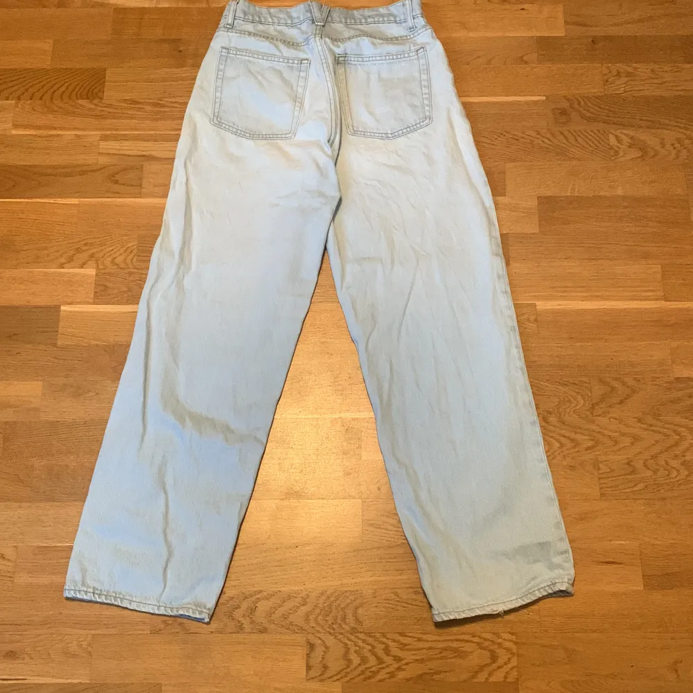 Sjukt snygga VAILENT byxor perfekt för en baggy outfit, sitter bra och skönt. Lite slitage på höger ben (se bild) storlek xs. Jeans & Byxor.