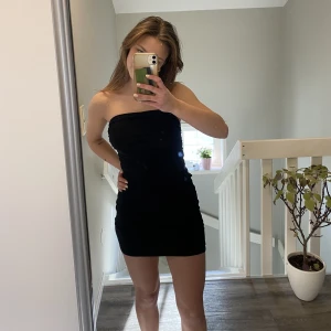 Svart tubklämning - Säljer denna fina tubklänningen från missguided, den är svart och är i ett elastiskt material vilket är superskönt. Den är även inte helt slät utan har lite ”rush” på framsidan💕