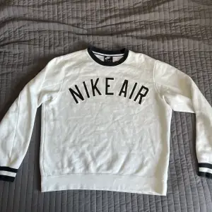En Nike air tröja med lite college tema.  Strl M. Inga fel eller skador på. Skriv om ni har frågor.