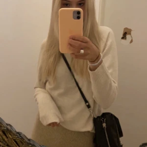 Vit stickad tröja - Denna är ifrån vero Moda, köpt för 399 kronor. Super fin och bra kvalitet, skriv om ni vill ha fler bilder. Säljer för 250 men direkt pris är 300 kronor :)