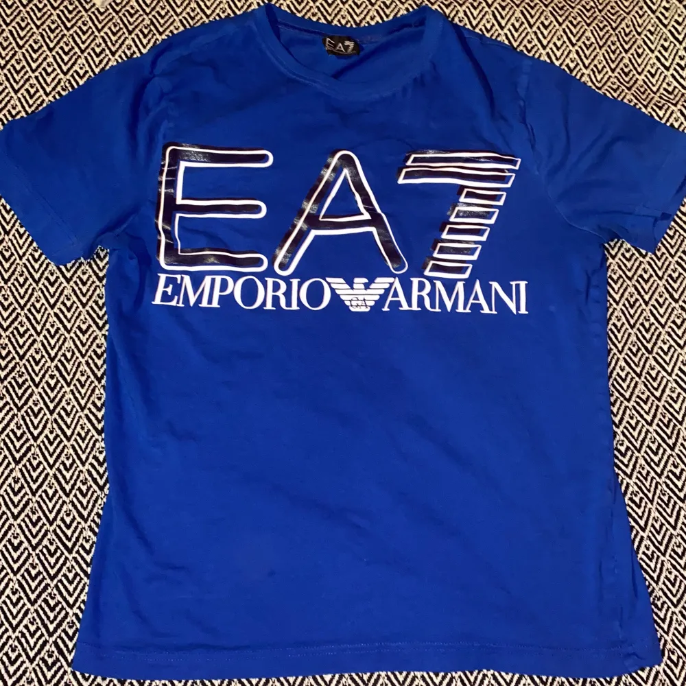 Emporio Armani, EA7. Köpt i somras på NK i Göteborg, inte så använd. väldigt fint skick. kvitto finns ej. Men QR kan visa äktheten! . T-shirts.