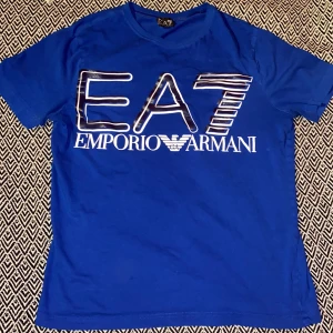 T-shirt  - Emporio Armani, EA7. Köpt i somras på NK i Göteborg, inte så använd. väldigt fint skick. kvitto finns ej. Men QR kan visa äktheten! 