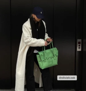 Supersnygg trendig väska  - Jättesnygg till skolan och trendig färg till våren, i nyskick! Används inte då jag inte har användning av stora väskor längre 