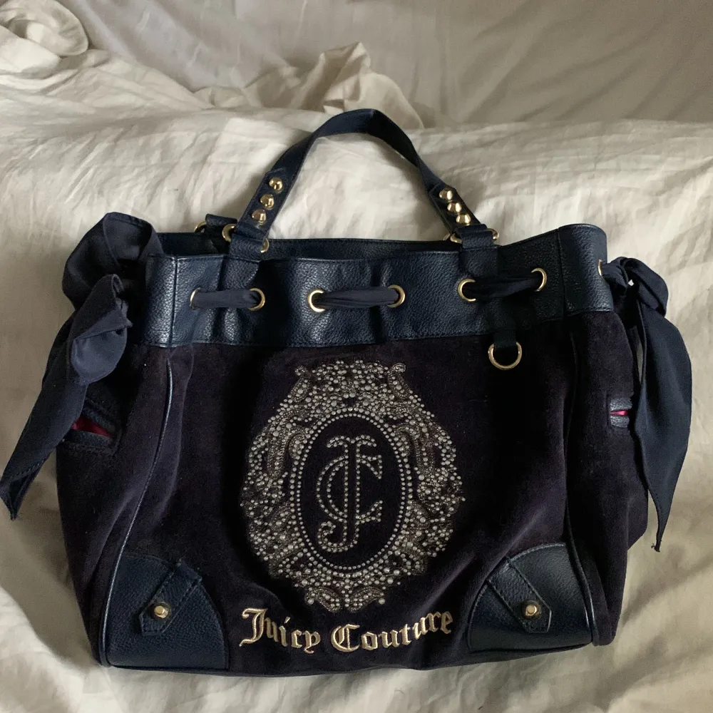 Jättefin väska från Juicy Couture, köpte den här på Plick, nästan helt oanvänd. Kolla min profil för fler väskor!!💞. Väskor.